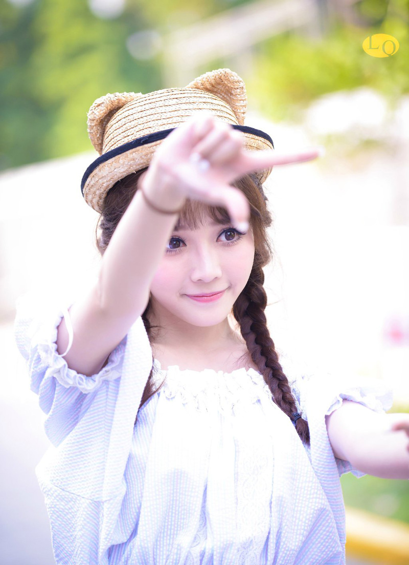 “这……”孟达摇了摇头，心中有些不屑，看向刘璋道：“主公可知，为何冠军侯会受万民爱戴？”